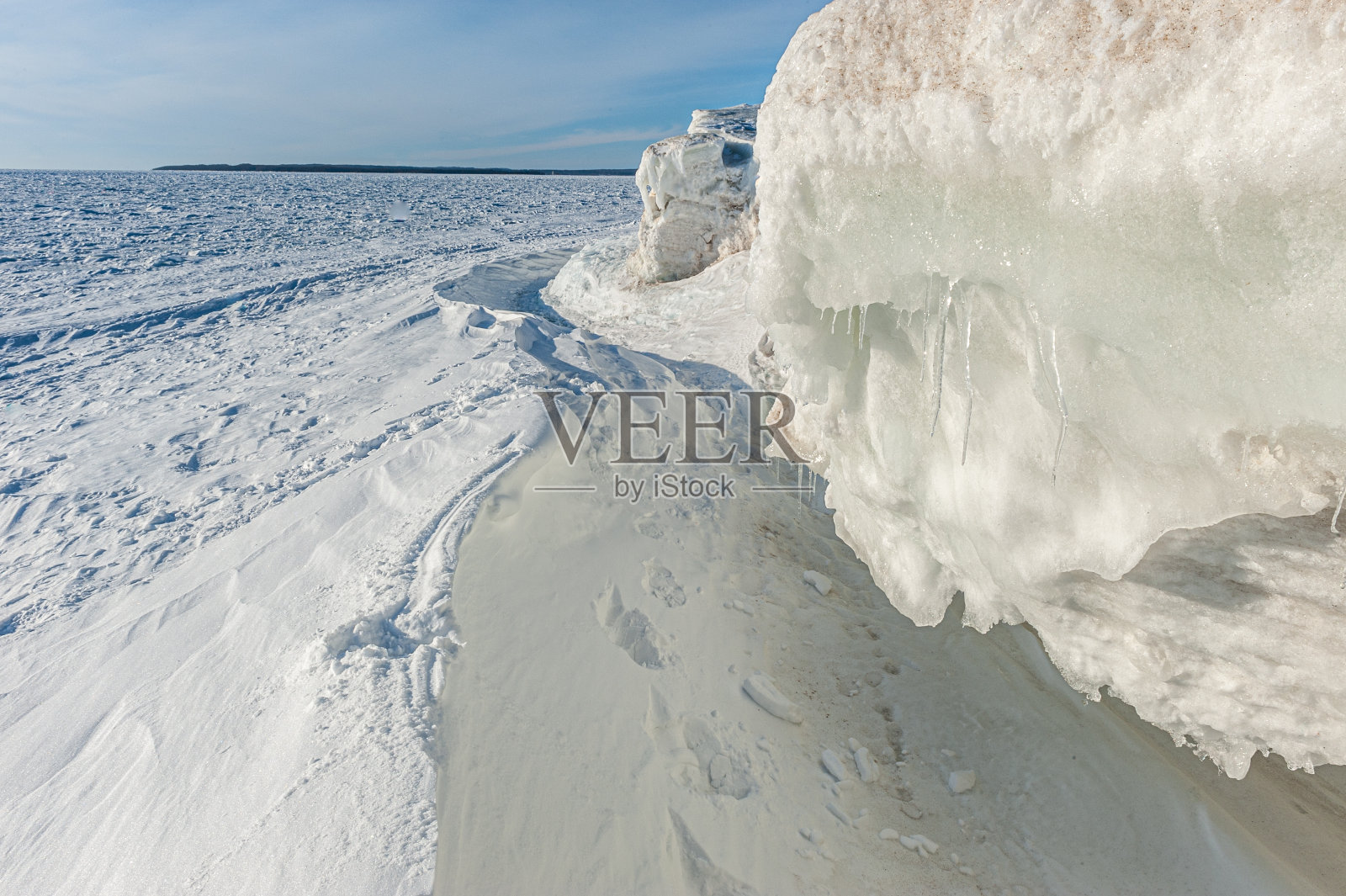 休伦湖和格鲁吉亚湾在冬天的黄昏，蒂尼，安大略省，加拿大照片摄影图片
