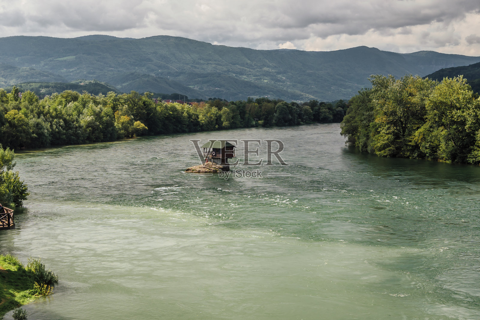 德里纳河上的渔房照片摄影图片