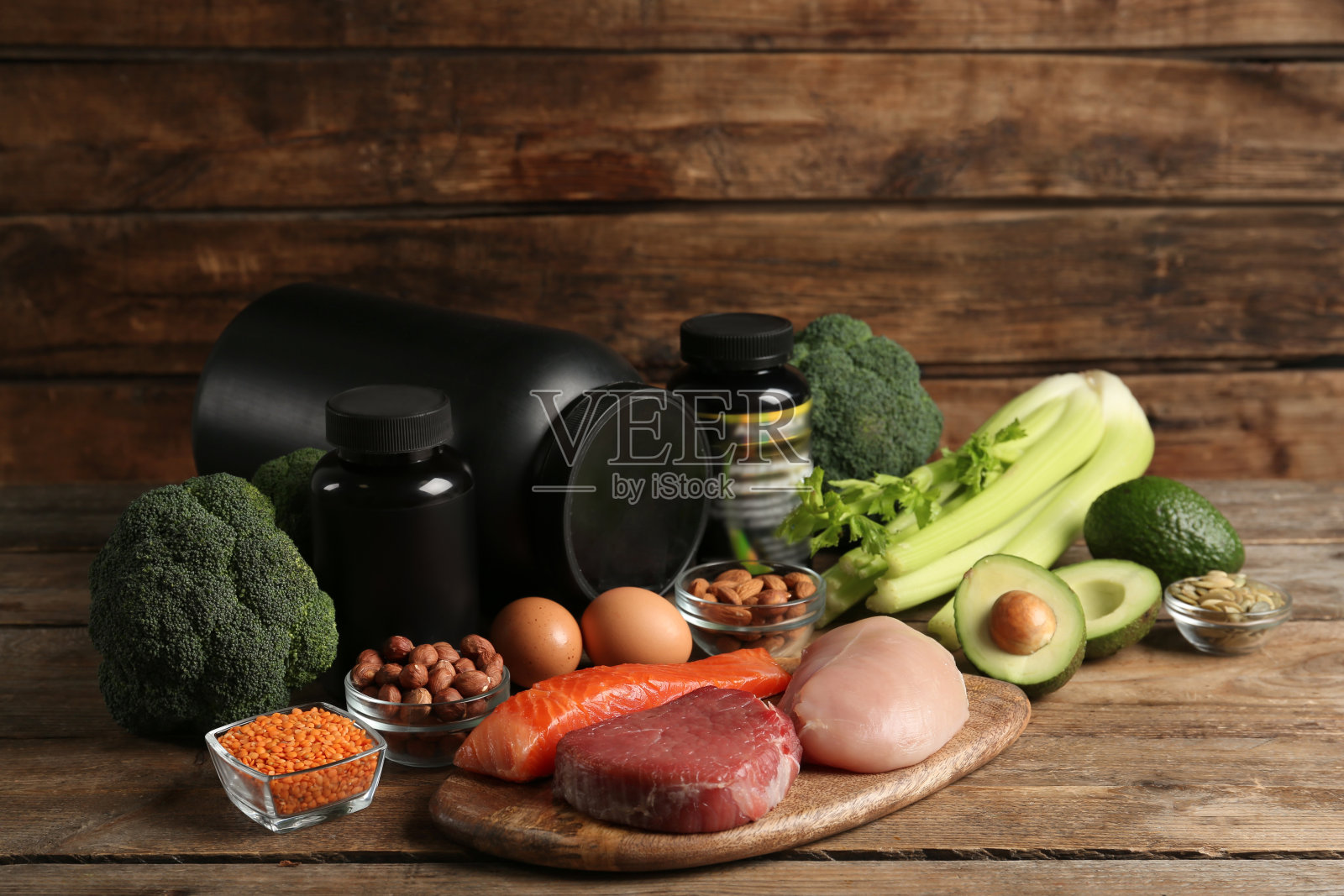 木桌上的一套富含氨基酸和营养成分的产品照片摄影图片