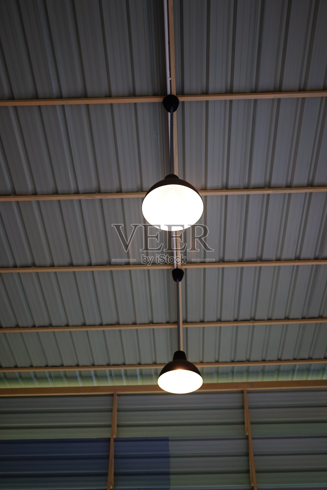 天花板下的现代灯具照片摄影图片