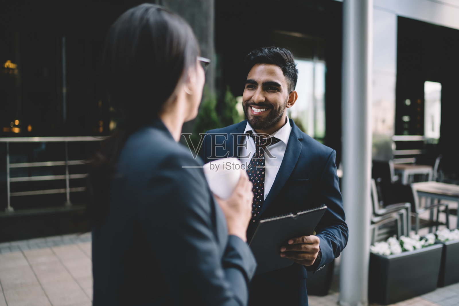 愉快的同事相互交流照片摄影图片
