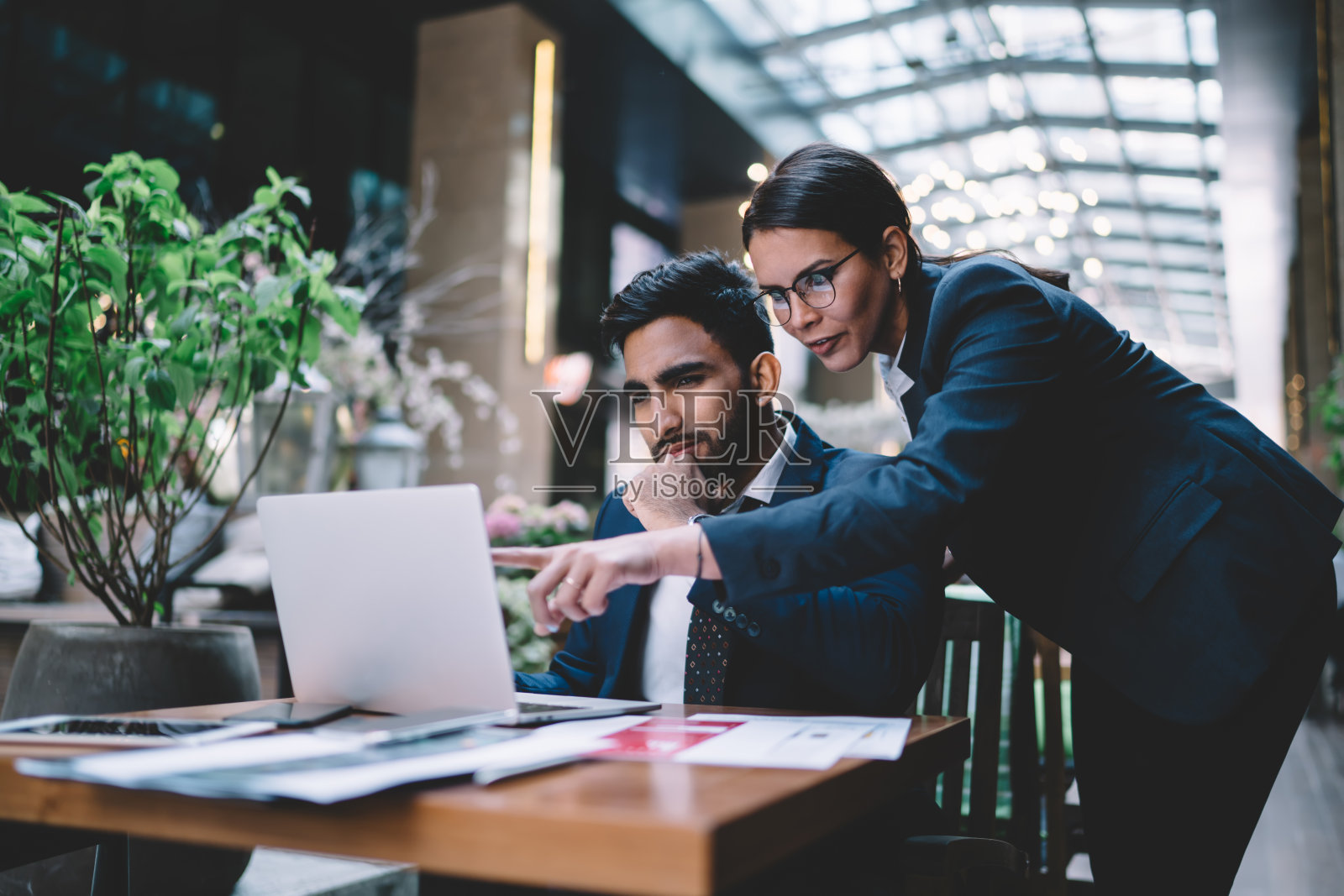 专注的同事们在酒店大厅里浏览笔记本电脑照片摄影图片