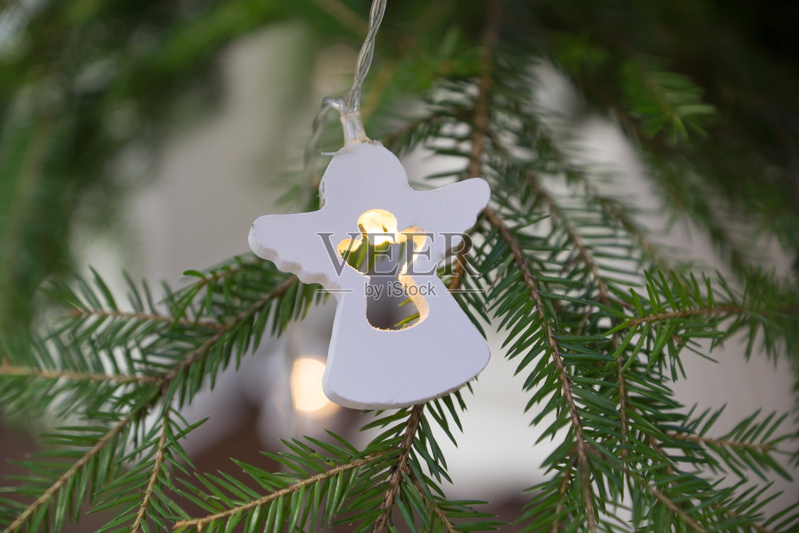 绿色的树枝上有白色发光的花环照片摄影图片