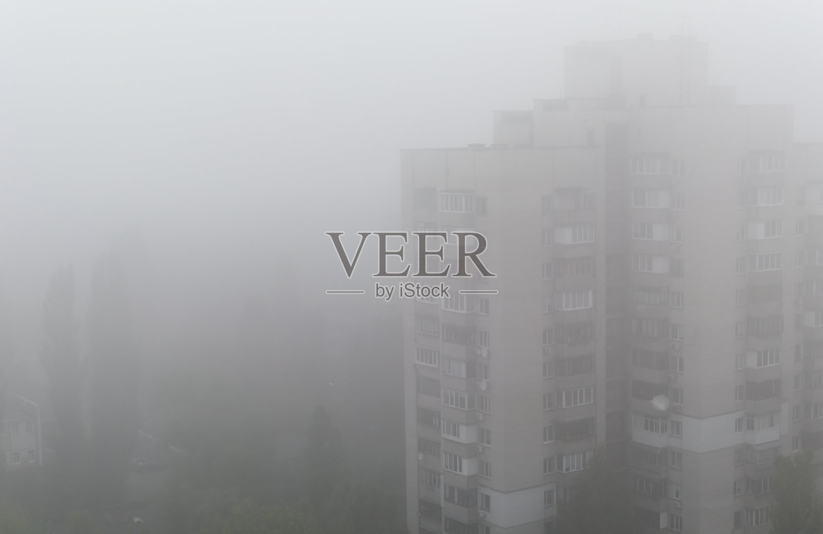 雾中模糊的居民楼图像照片摄影图片