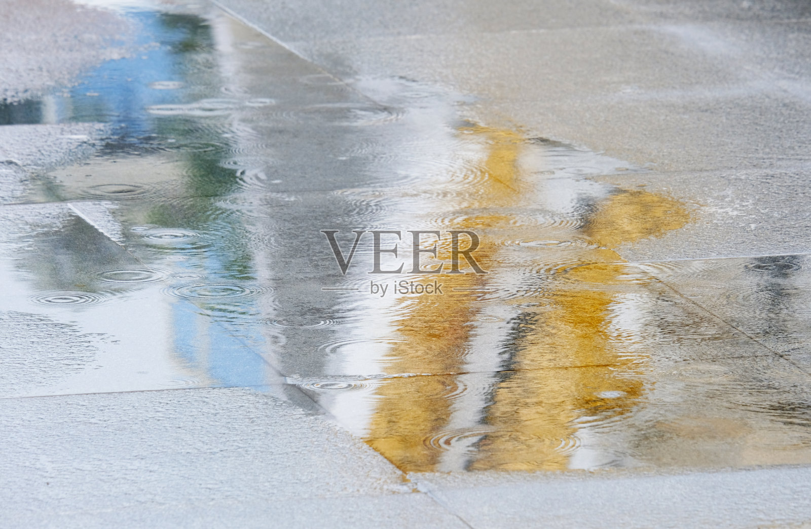 在水和潮湿的地板上反思照片摄影图片