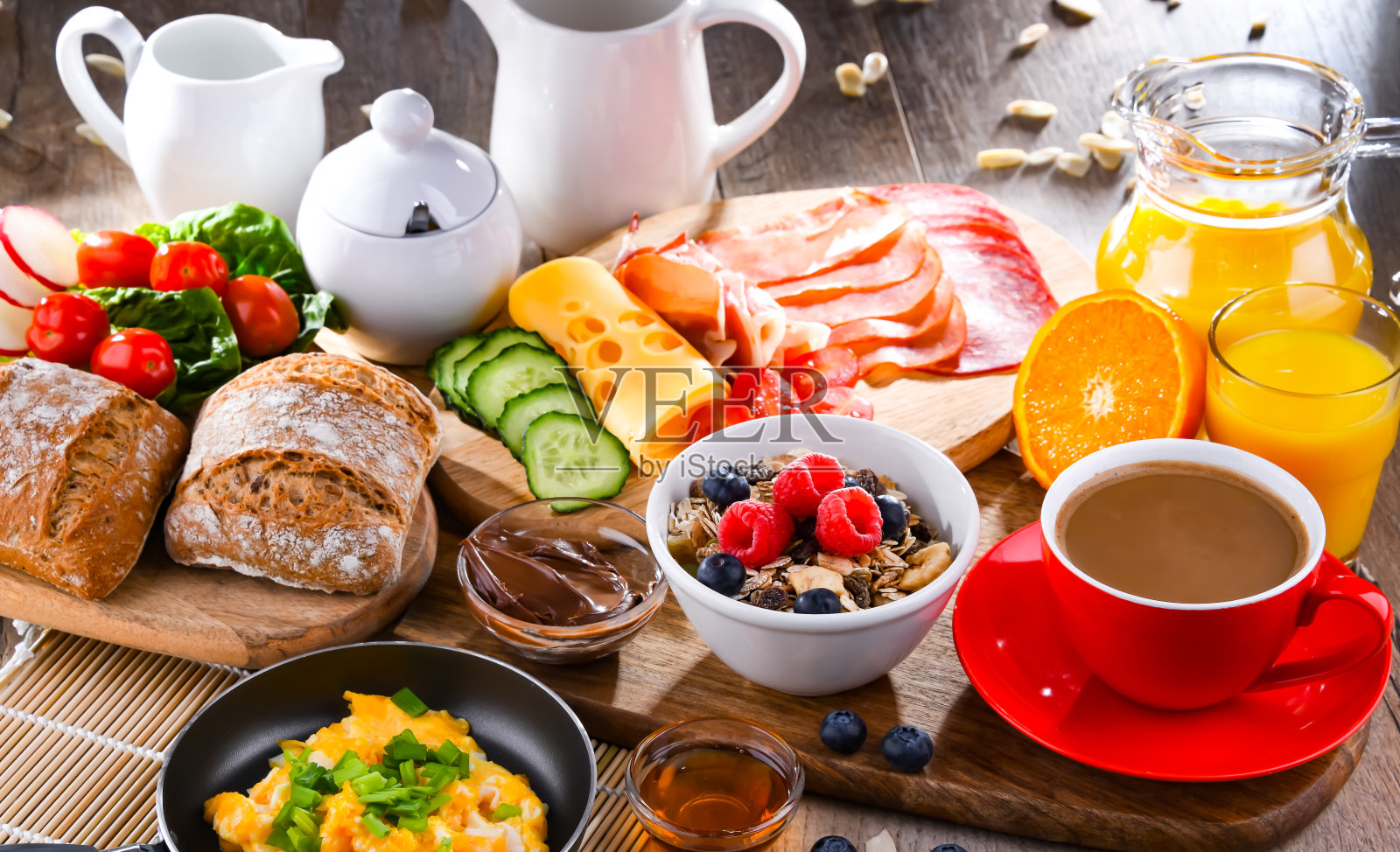 早餐有咖啡、炒鸡蛋、麦片和火腿照片摄影图片