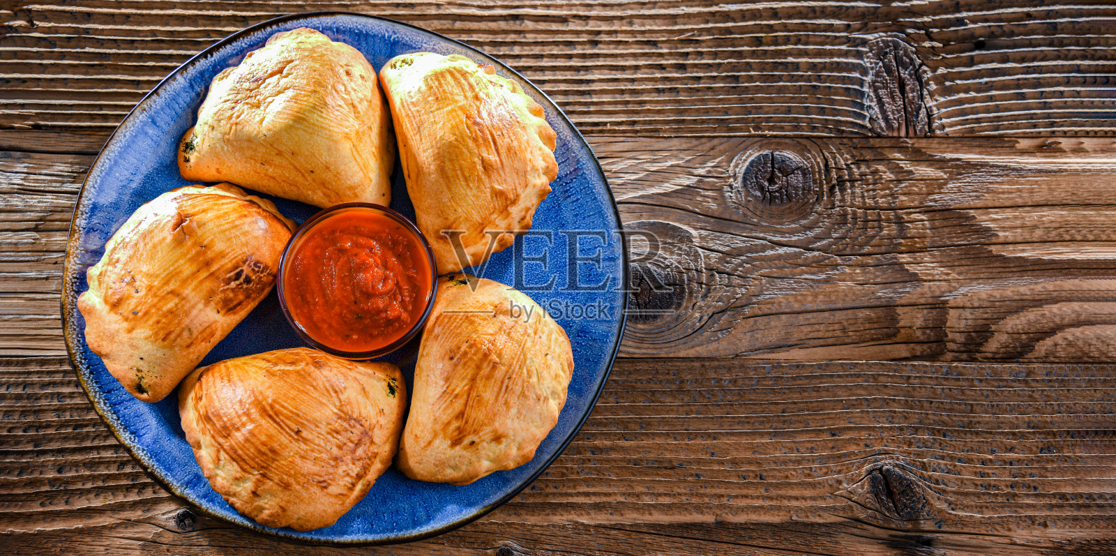 配上一盘烤箱烤的意大利饺子照片摄影图片