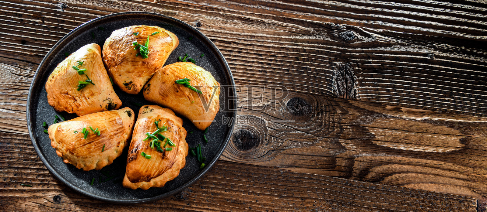 配上一盘烤箱烤的意大利饺子照片摄影图片