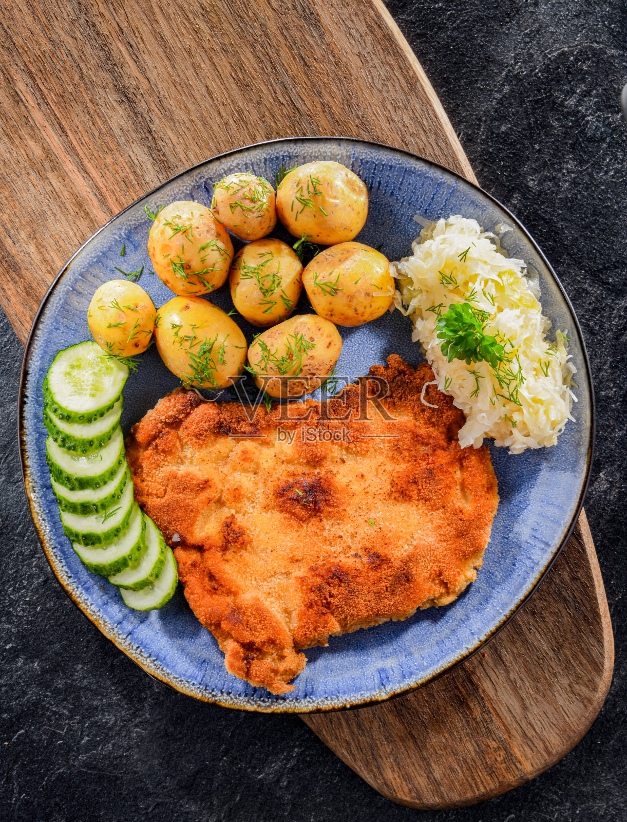 裹着面包屑的肉排配土豆和卷心菜照片摄影图片