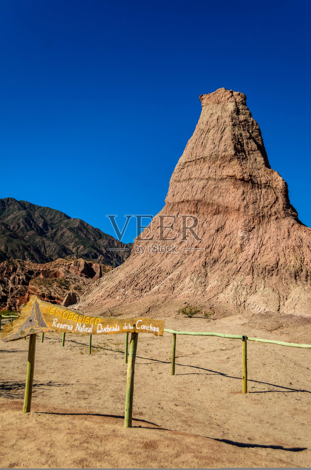 阿根廷萨尔塔，卡法亚特附近的方尖碑照片摄影图片