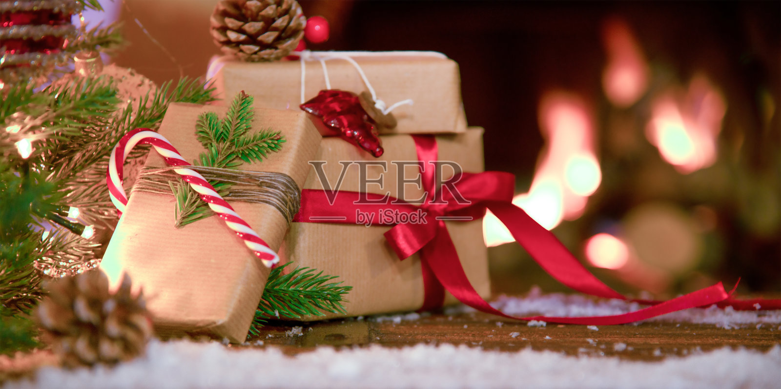 圣诞树，圣诞礼物和壁炉照片摄影图片