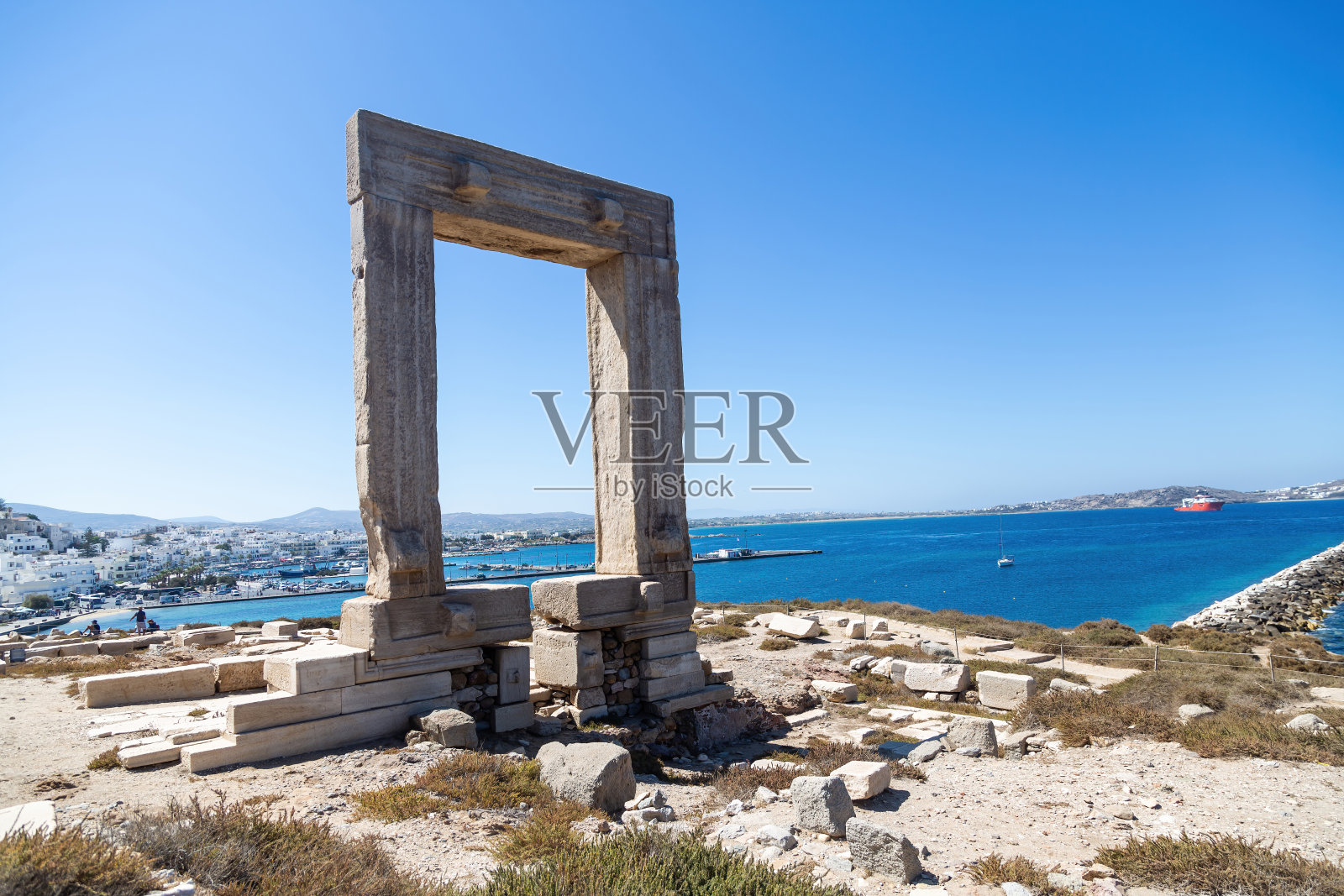 纳克索斯岛，帕拉提亚岛上的阿波罗神庙，希腊基克拉德群岛。大海，海港，天空背景。照片摄影图片