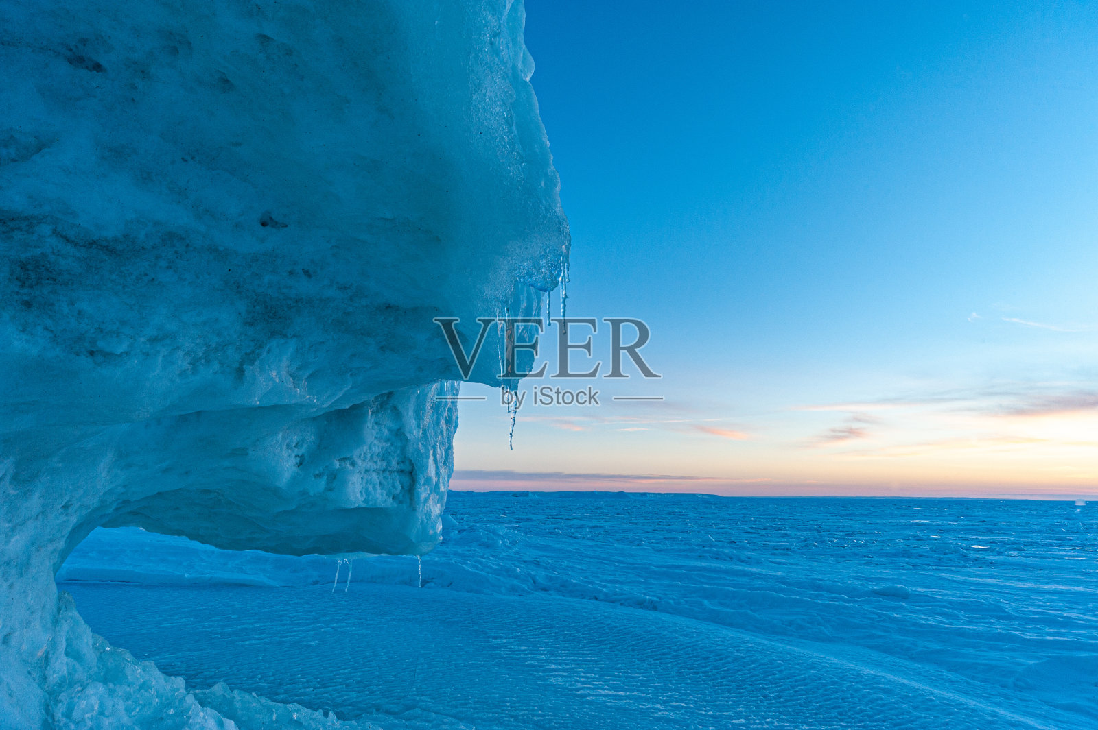休伦湖和格鲁吉亚湾在冬天的黄昏，蒂尼，安大略省，加拿大照片摄影图片