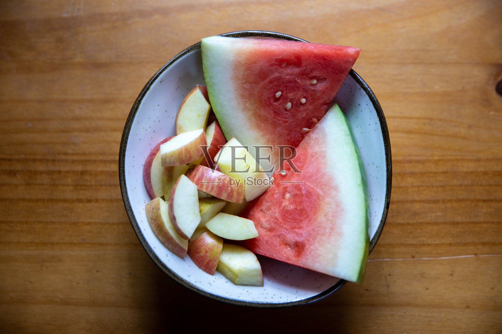 容器内切西瓜和苹果丁，俯视图照片摄影图片