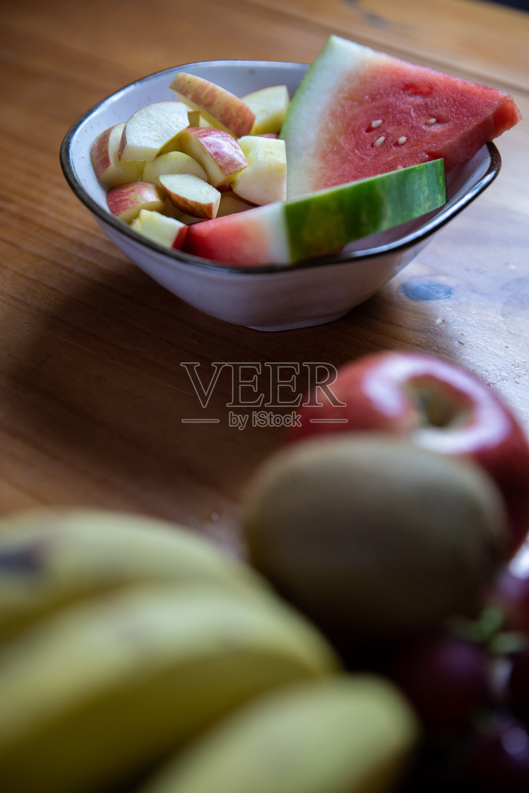 容器内切西瓜和苹果丁，俯视图照片摄影图片