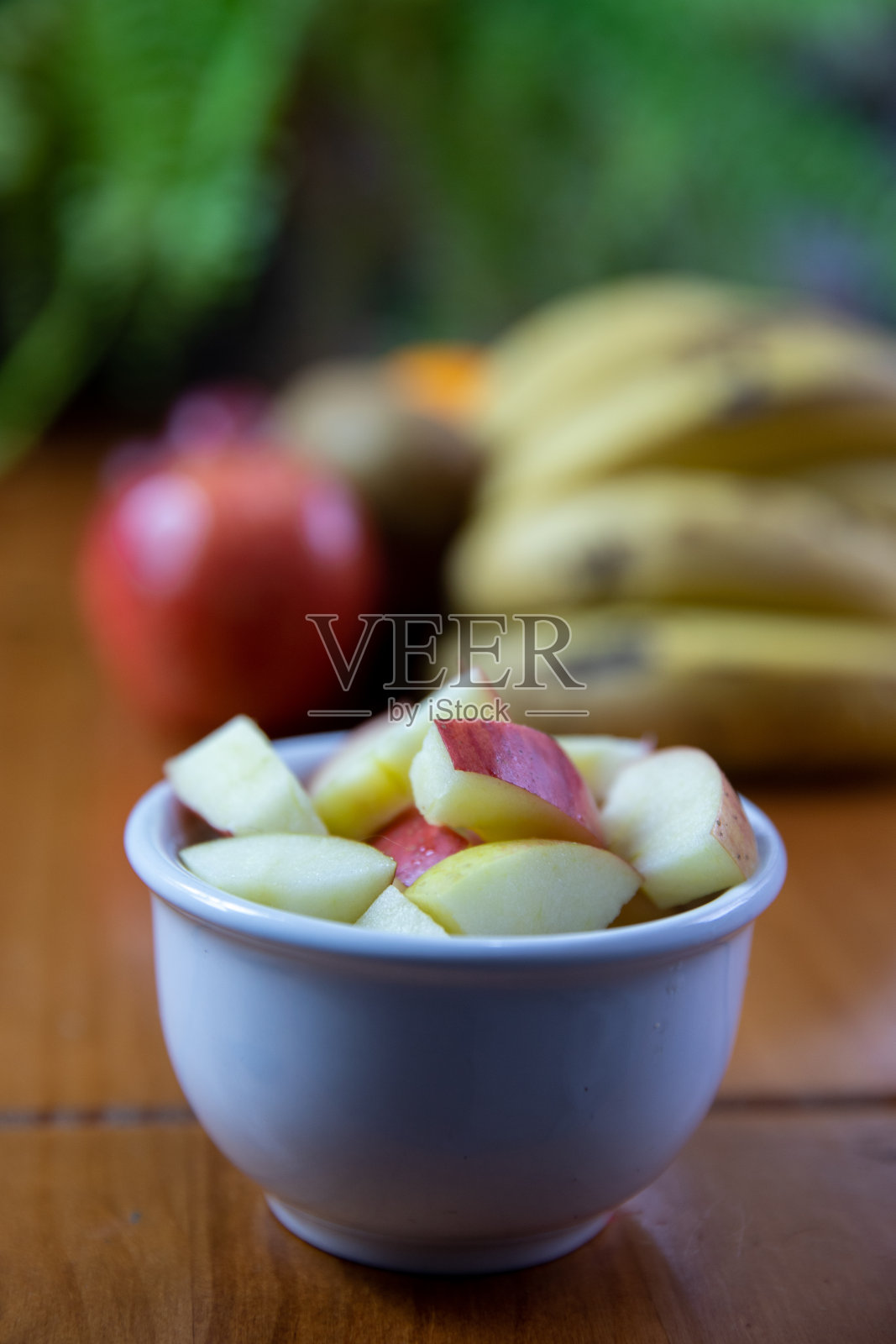 苹果切进锅里照片摄影图片