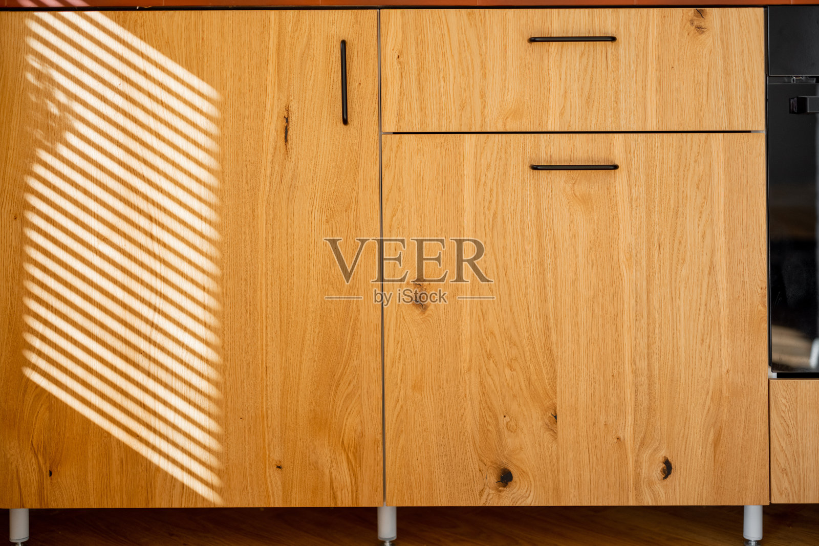 Kirchen外墙由橡木贴面制成，照片摄影图片