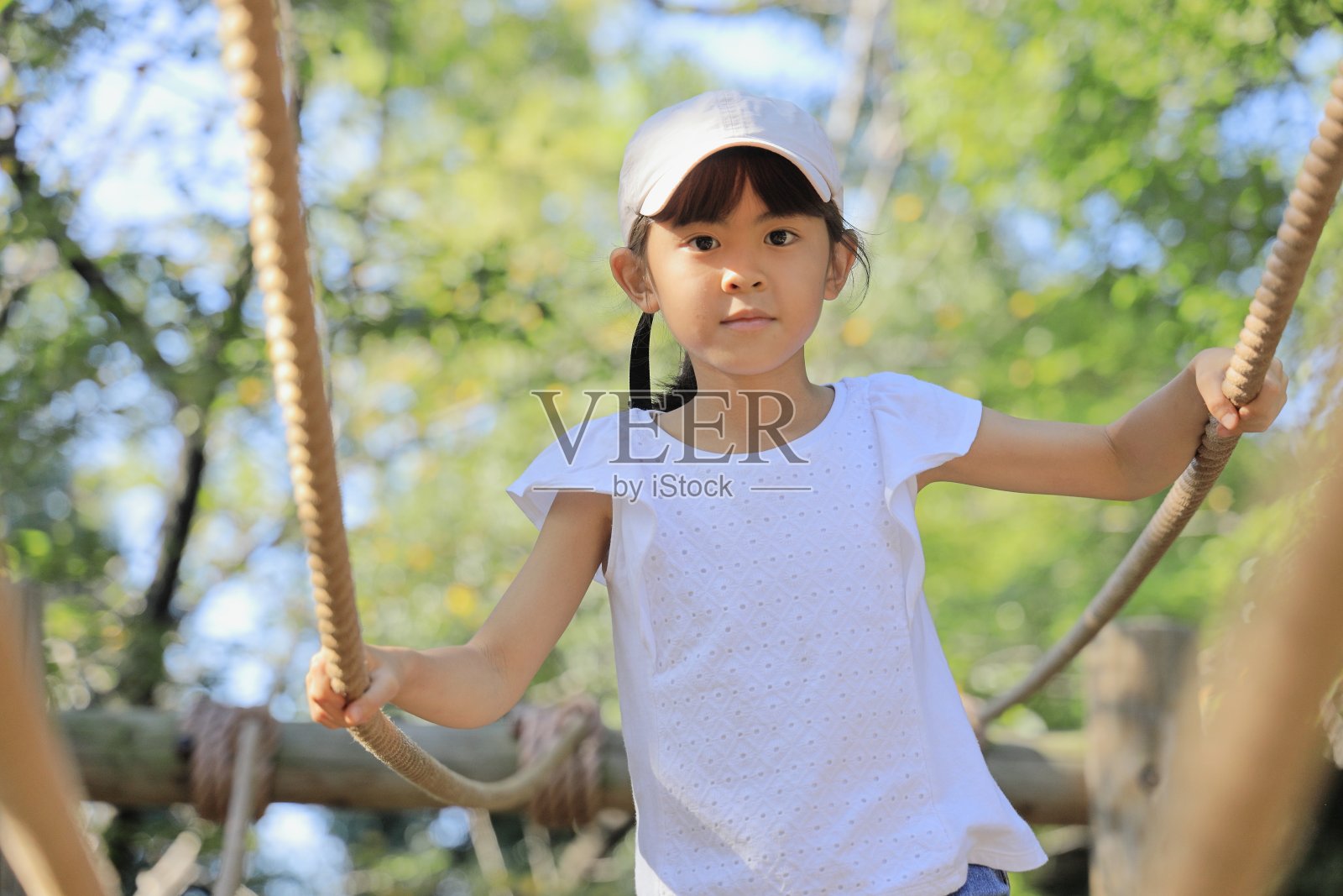 日本女学生玩跳绳(7岁)照片摄影图片