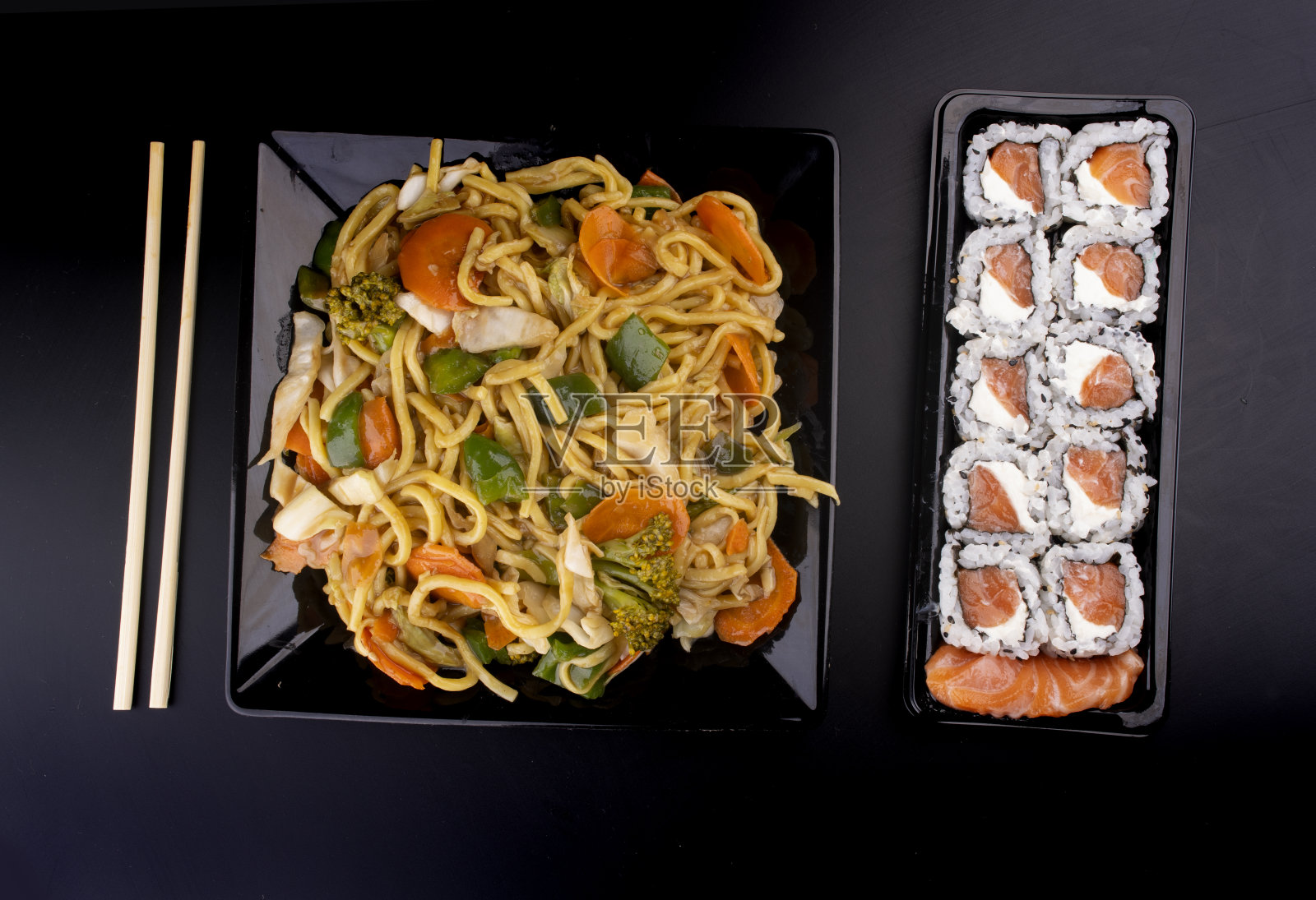 中餐盘黑色素菜日式寿司10寿司费城盘在开放的纸箱俯瞰照片摄影图片