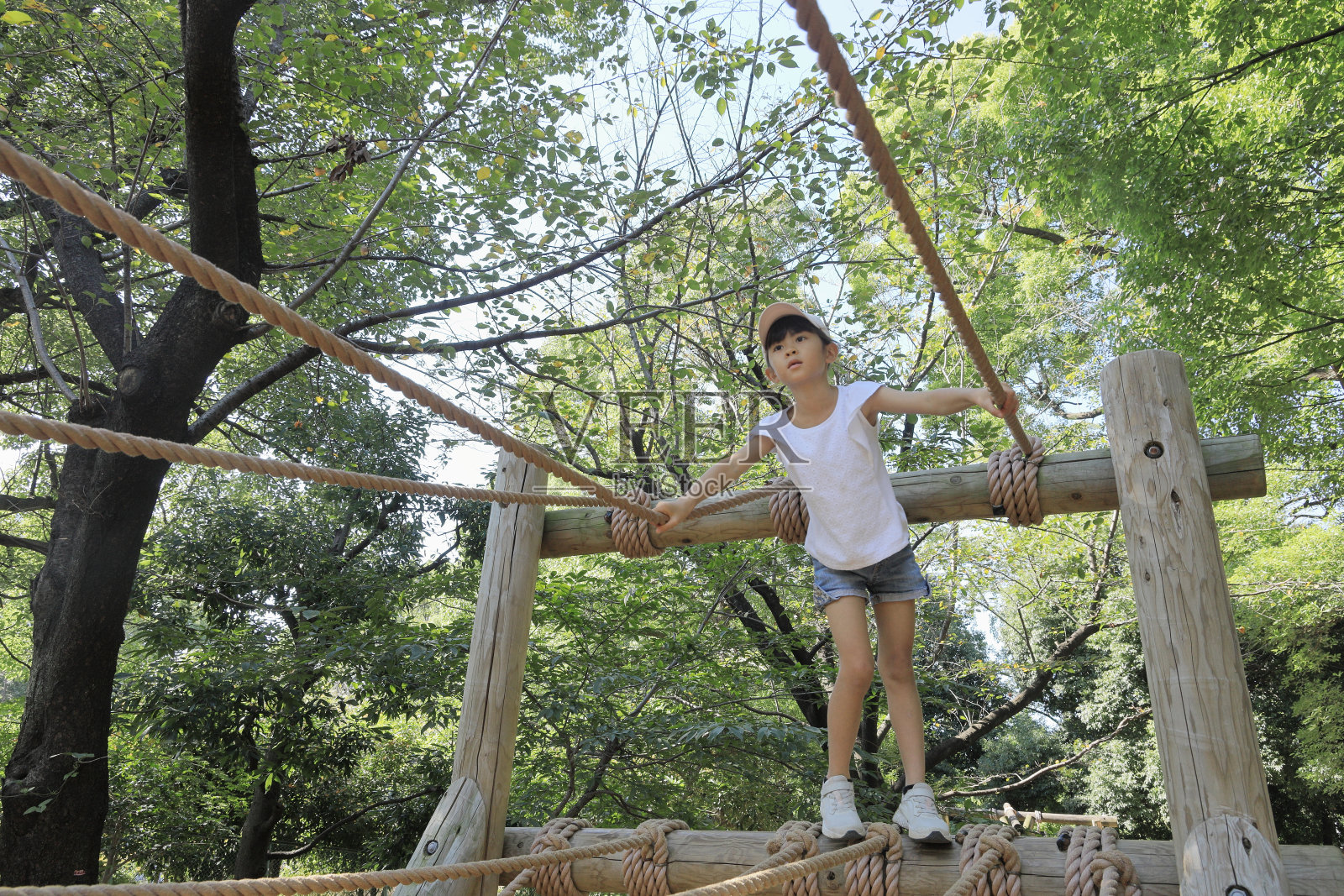 日本女学生玩跳绳(7岁)照片摄影图片