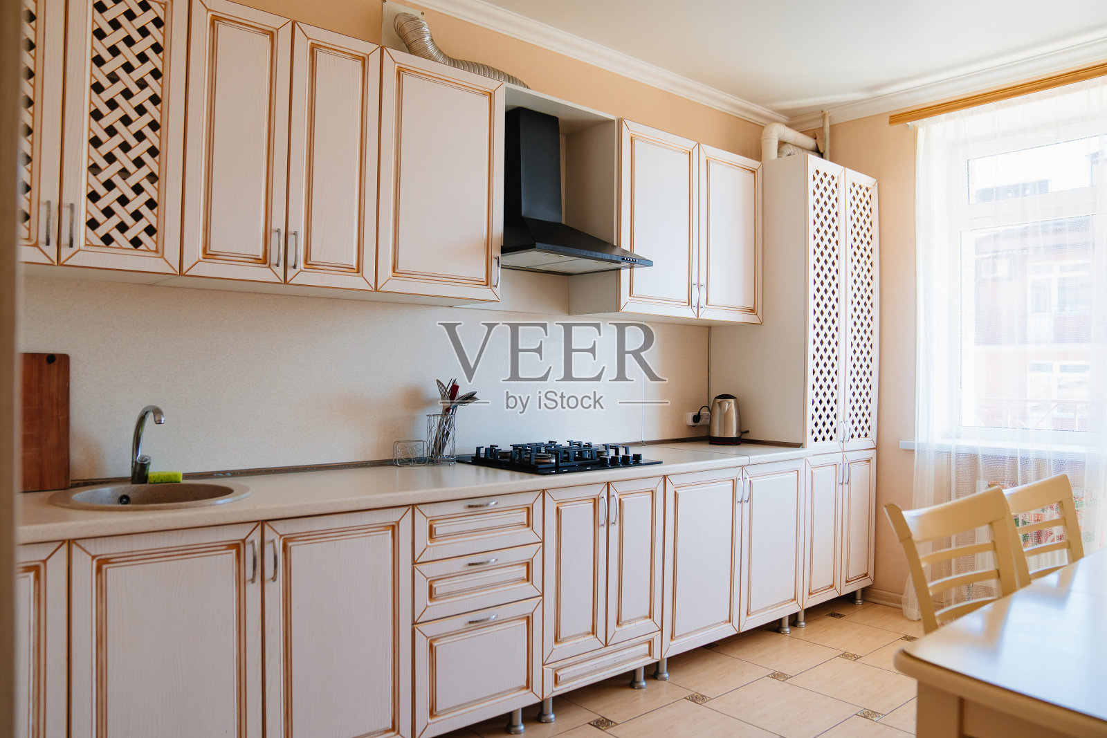 厨房的家具和配件都是经典的风格。室内照片摄影图片