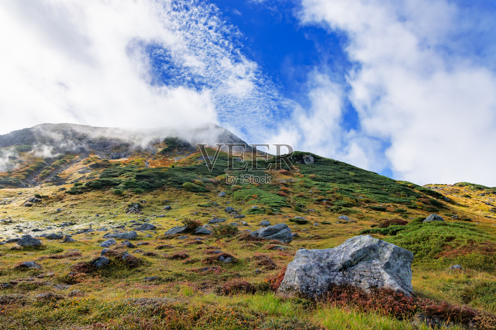 早秋的富山县幕罗道风景，立山黑袍高山路线照片摄影图片
