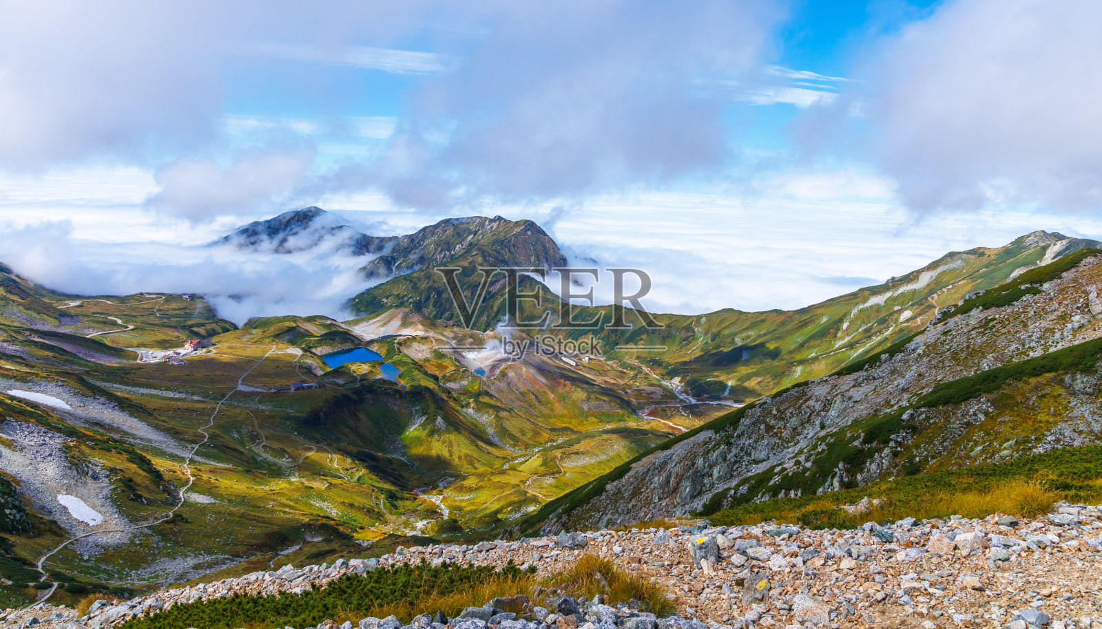 早秋的富山县幕罗道风景，立山黑袍高山路线照片摄影图片