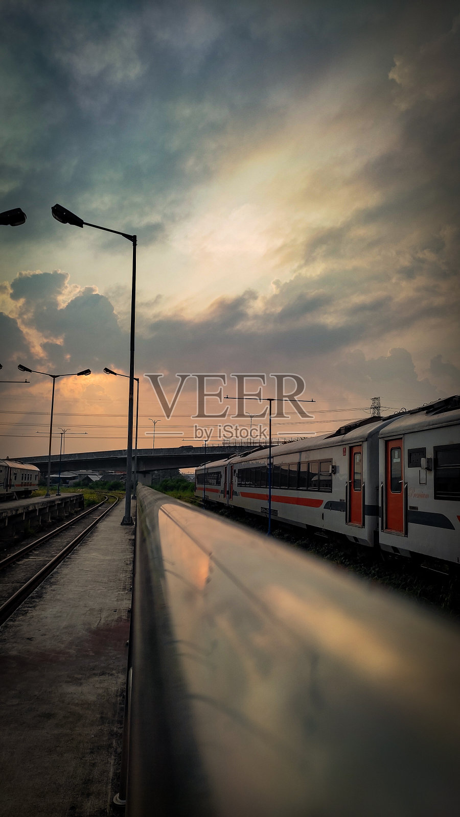 火车在日落照片摄影图片