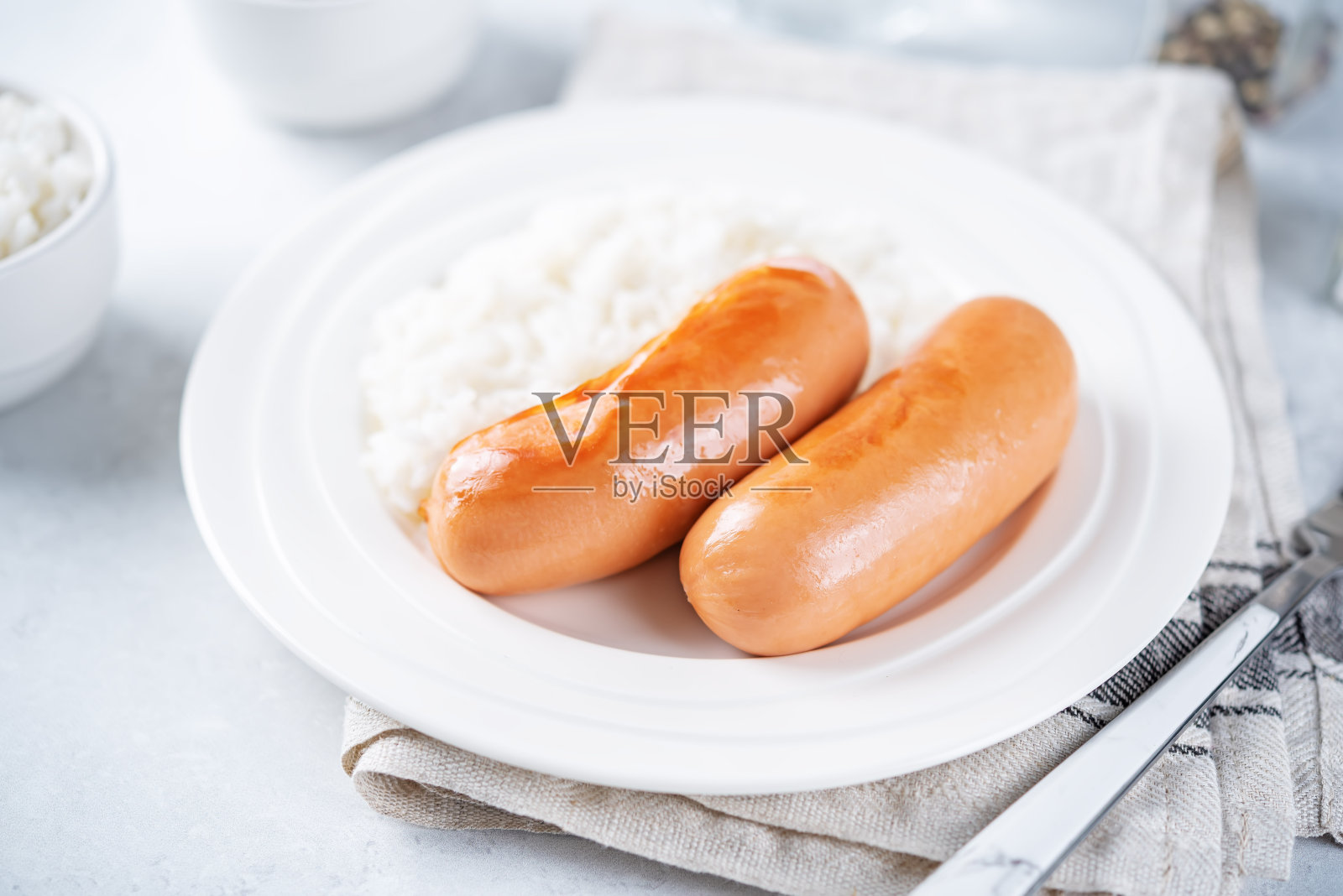 煎香肠配米饭在盘子里照片摄影图片