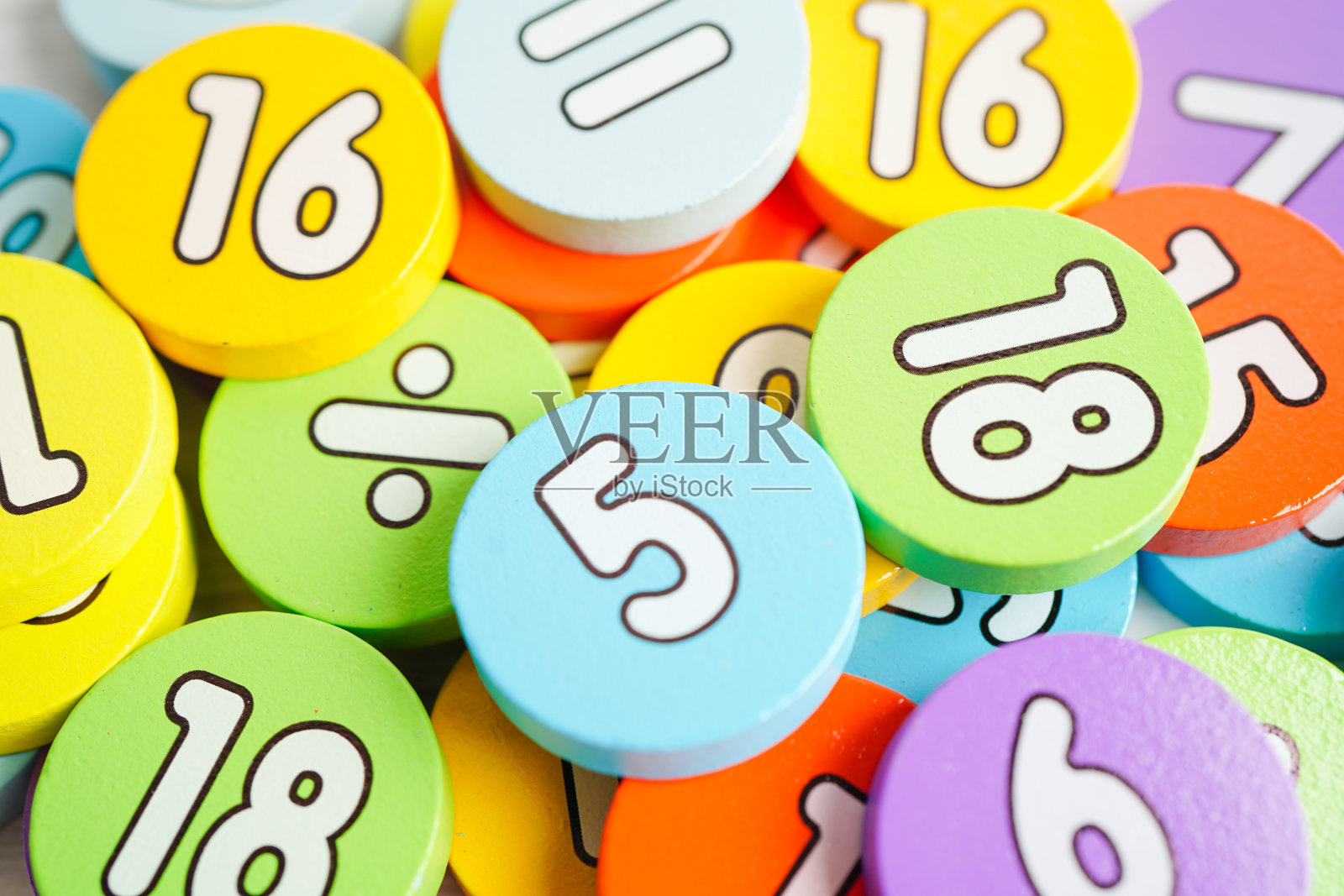 数字木块方块用于学习数学，教育数学概念。照片摄影图片