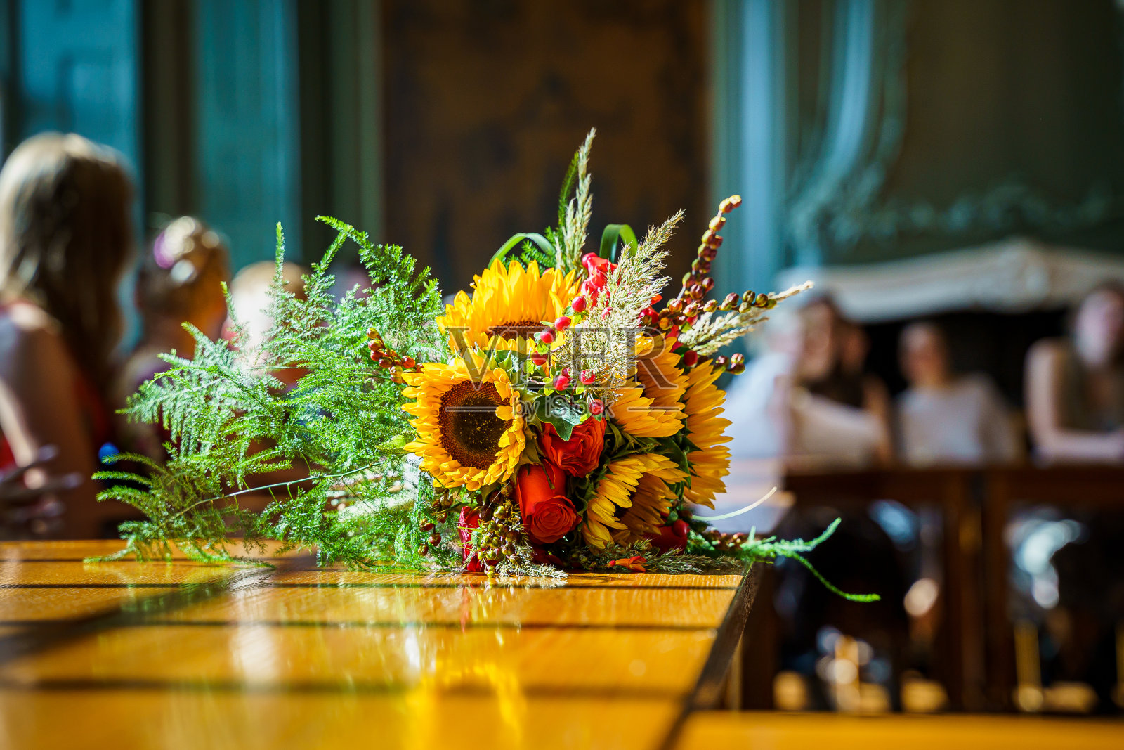 用向日葵和玫瑰做成的婚礼花束照片摄影图片