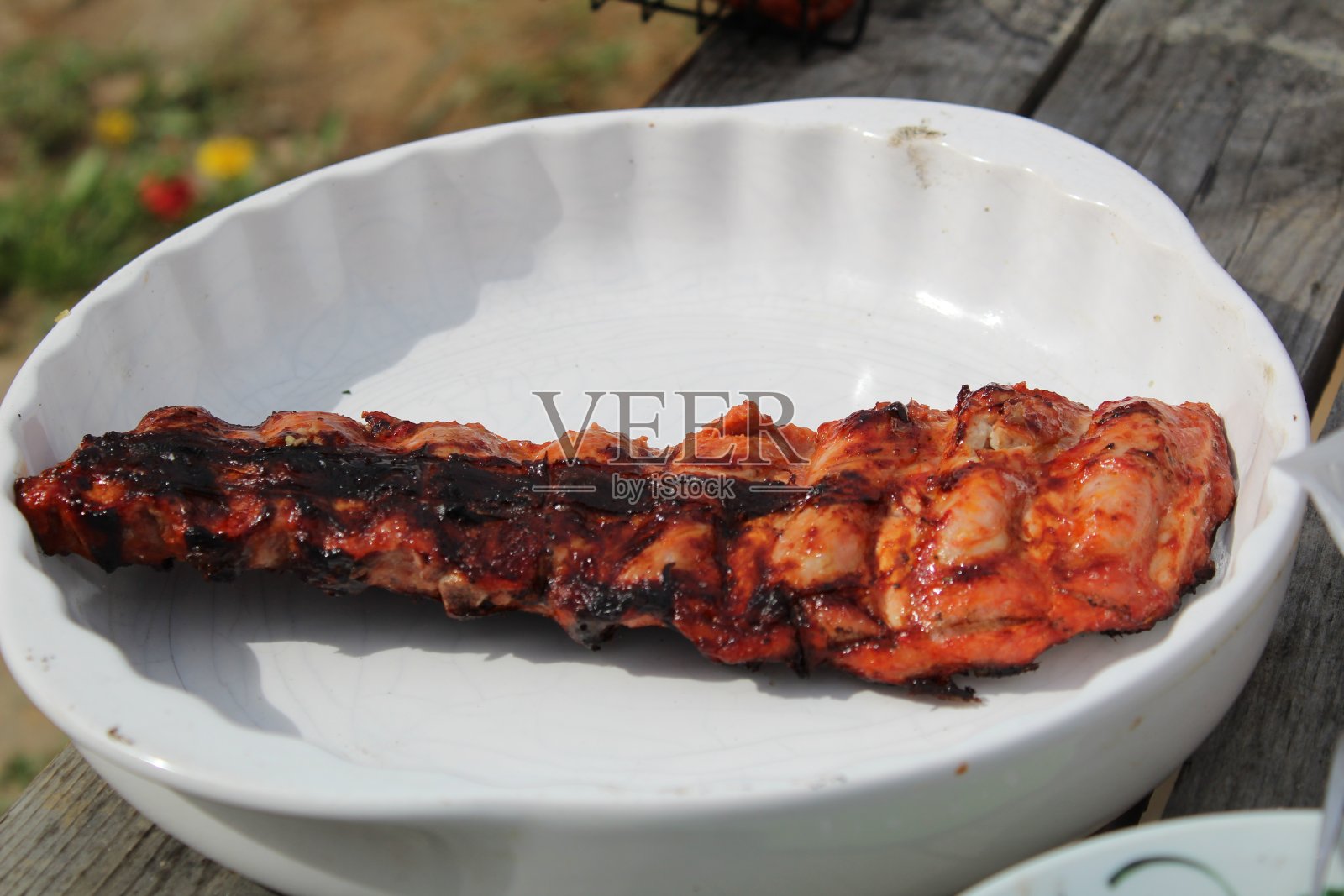 野餐时用白色盘子盛的炸排骨照片摄影图片