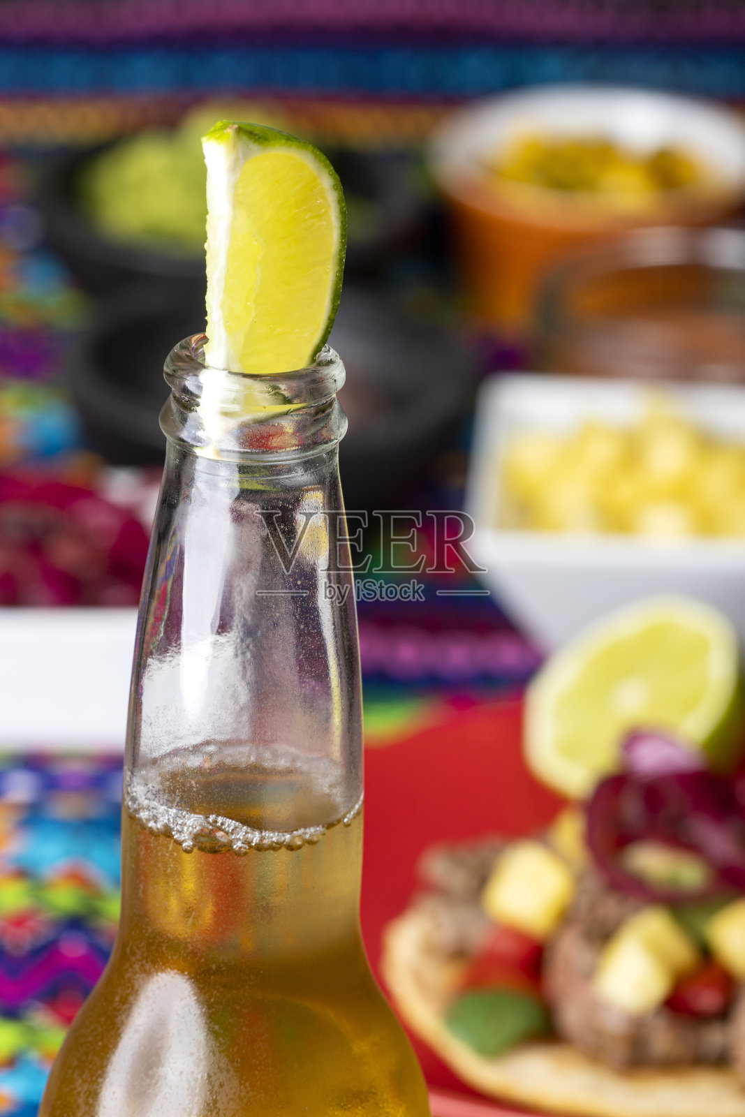 啤酒里的酸橙照片摄影图片