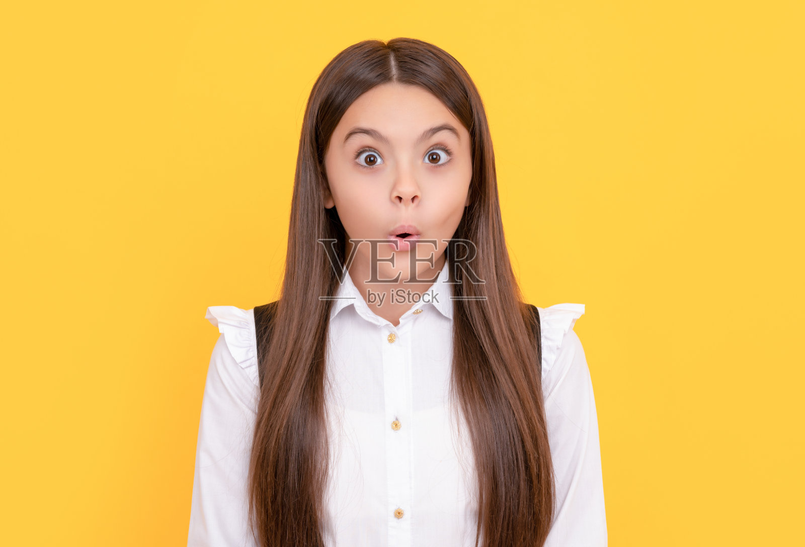 惊讶的孩子脸上画像在校服表达情绪，惊讶照片摄影图片