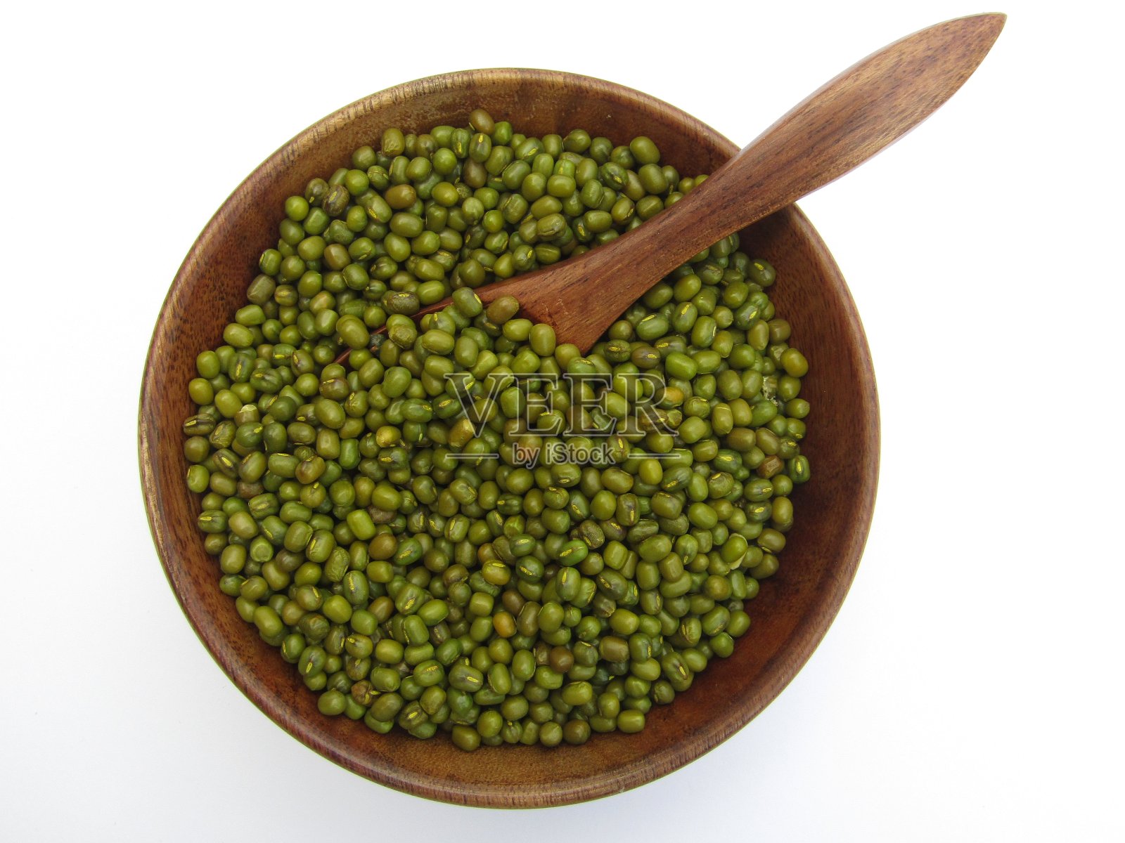绿色的绿豆放在白底碗里照片摄影图片
