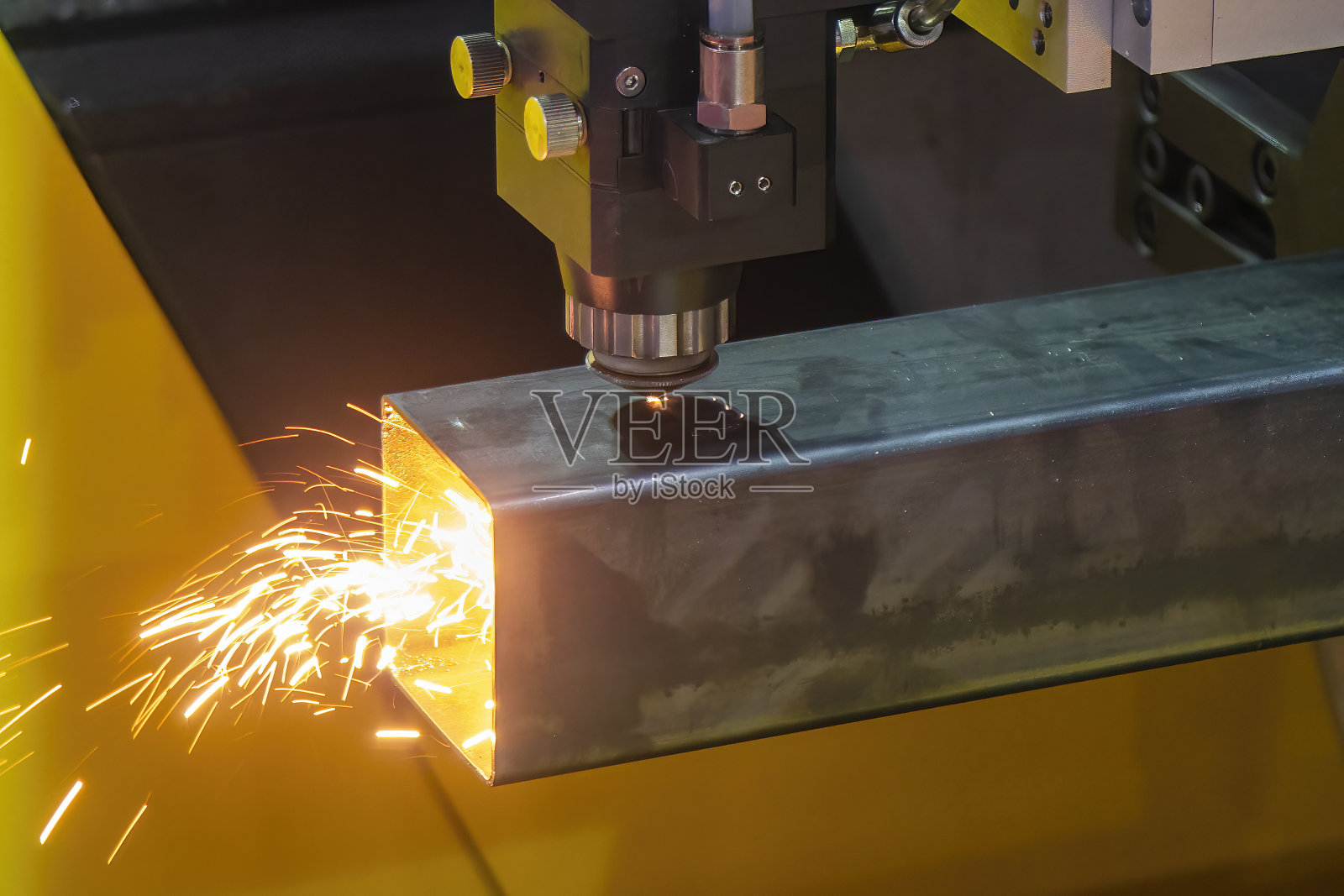 光纤激光切割机切割机切割不锈钢方管。照片摄影图片