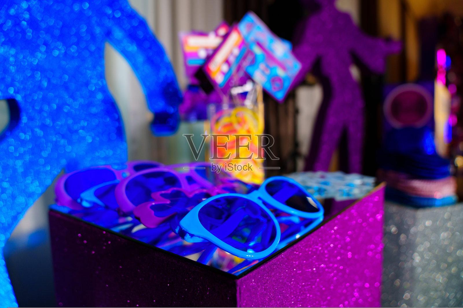 眼镜和旧手机。迪斯科风格的配饰。照片摄影图片