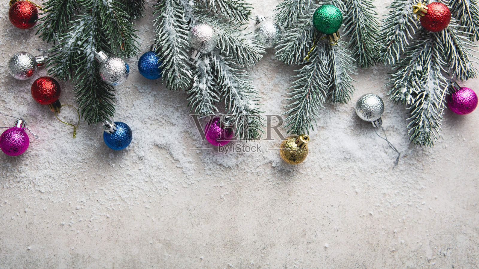 圣诞装饰背景复制空间顶视图树枝在雪照片摄影图片