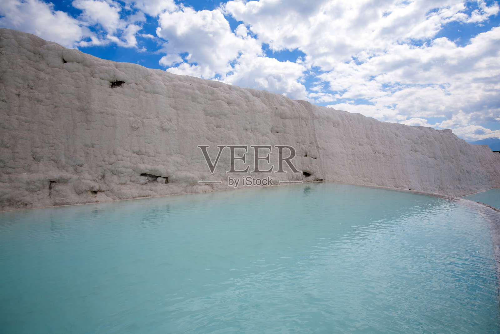 Pamukkale在土耳其语中的意思是“棉花城堡”，位于土耳其的Denizli照片摄影图片