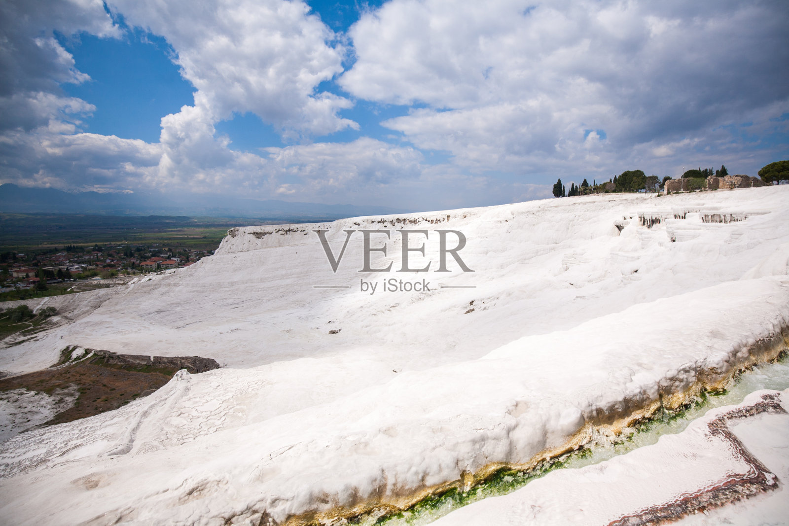 Pamukkale在土耳其语中的意思是“棉花城堡”，位于土耳其的Denizli照片摄影图片