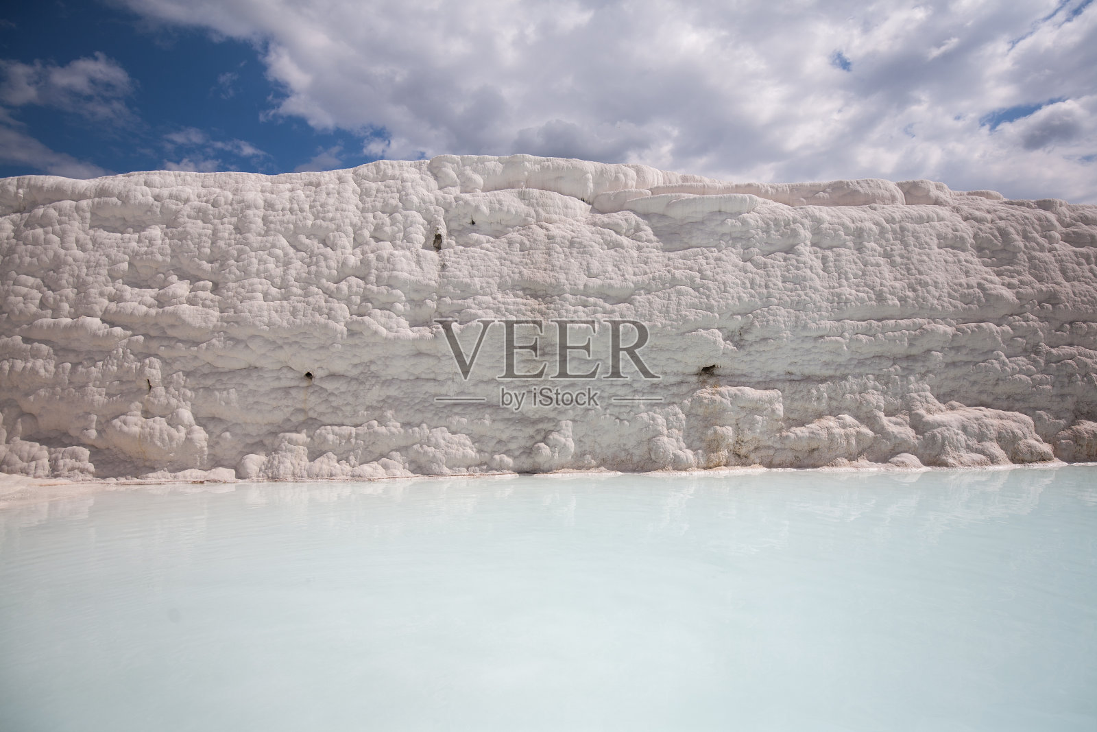 Pamukkale在土耳其语中的意思是“棉花城堡”，位于土耳其的Denizli照片摄影图片