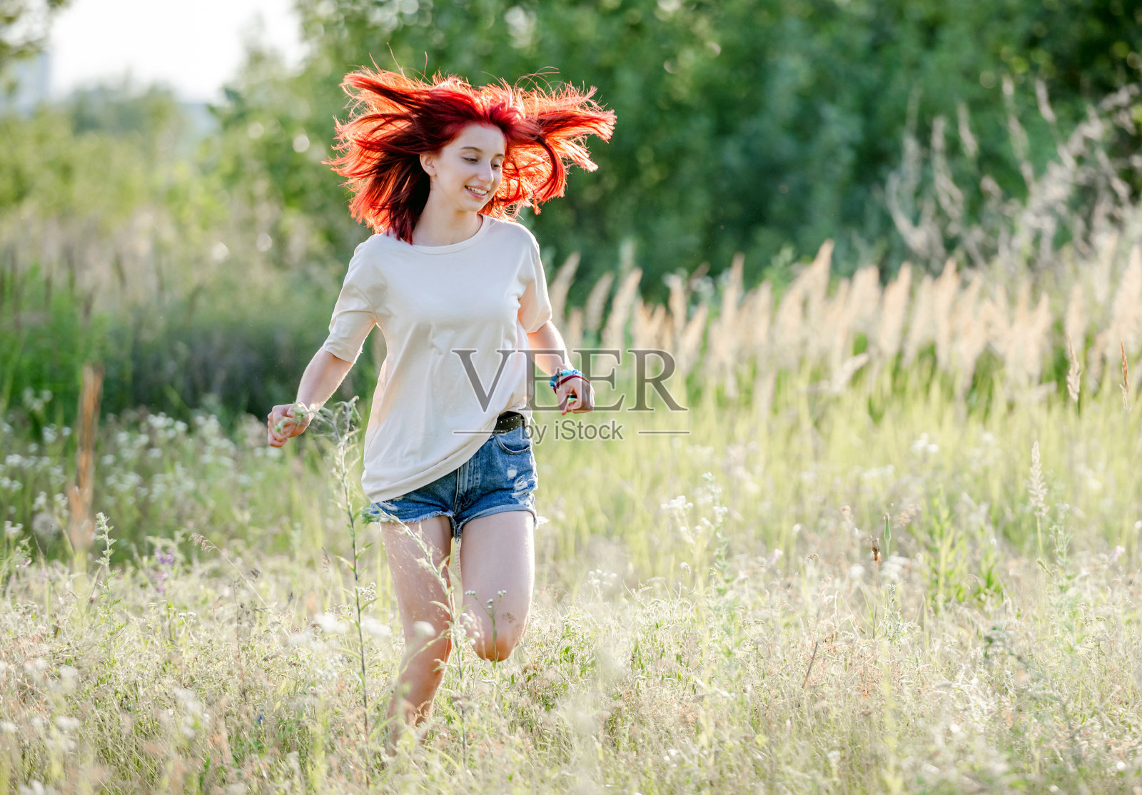 十几岁的女孩在大自然照片摄影图片