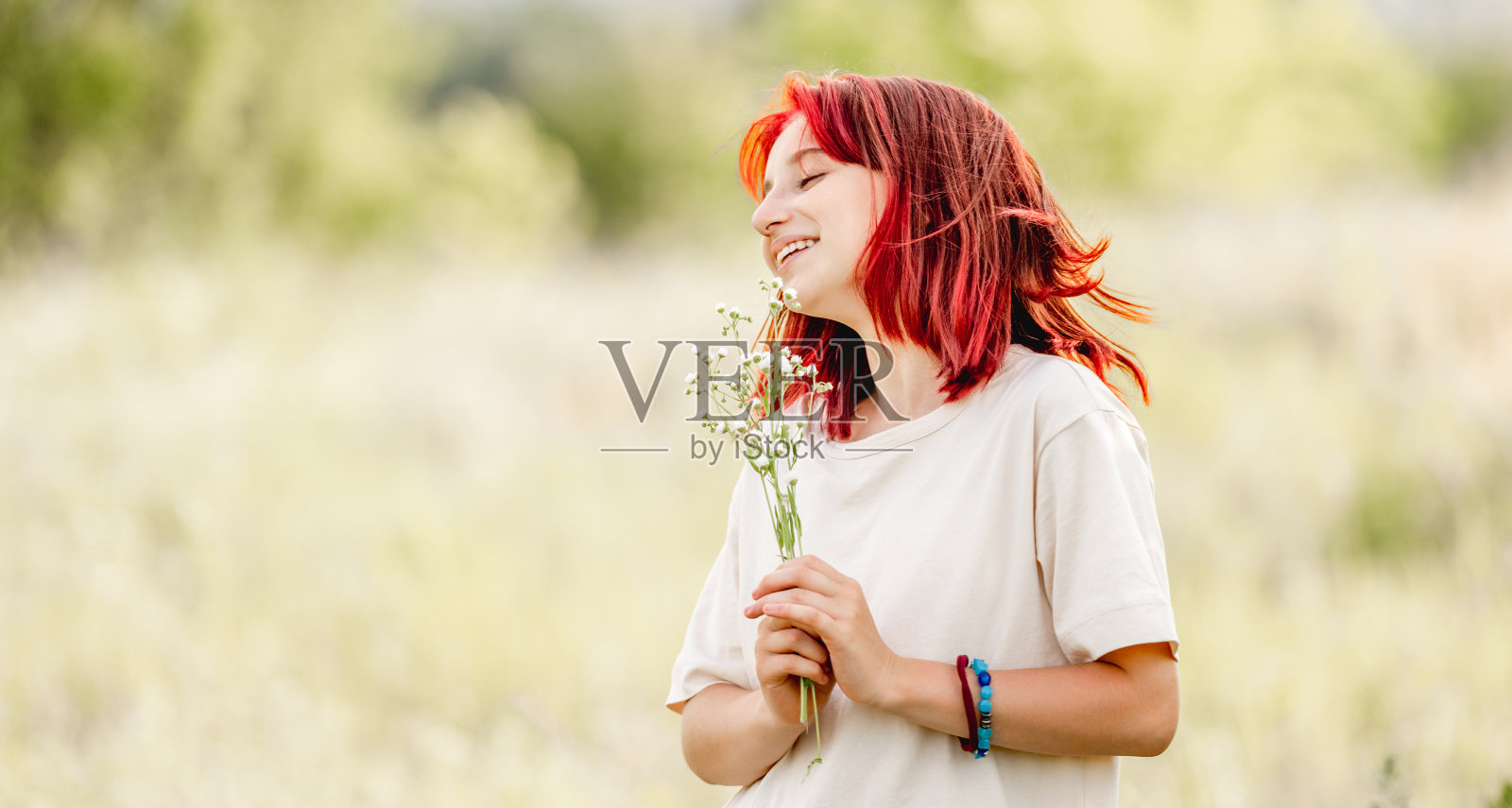 十几岁的女孩在大自然照片摄影图片