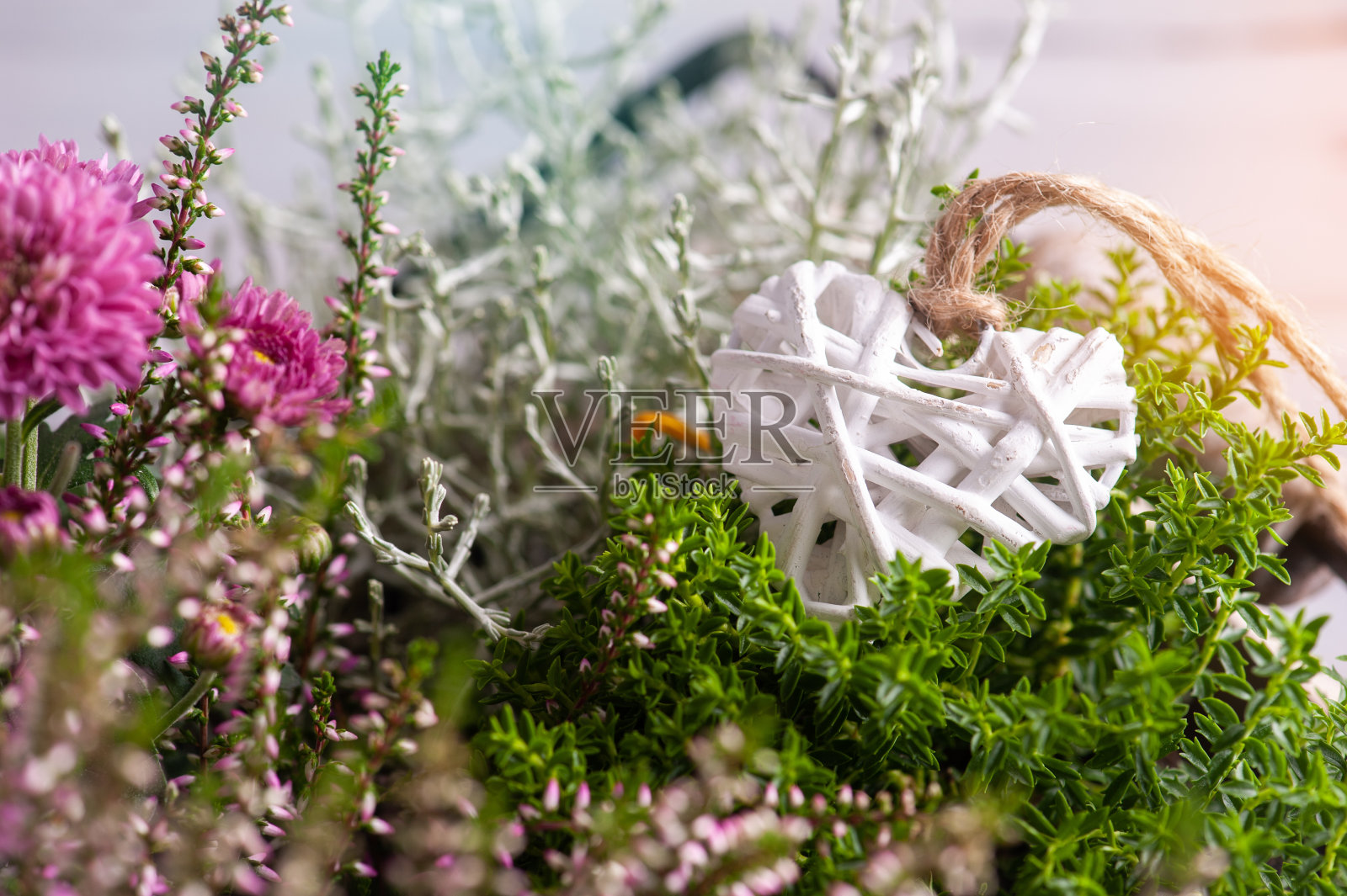 白色的心放在木篮子里照片摄影图片