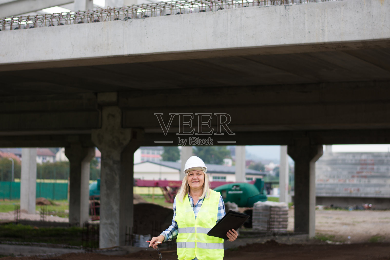 建筑工地的职业妇女照片摄影图片