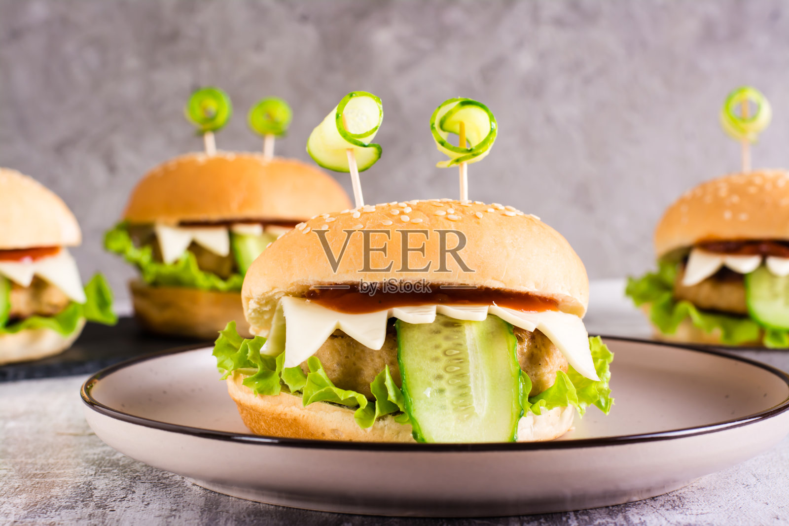 万圣节菜单上的汉堡怪。自制的创造性的食物。照片摄影图片