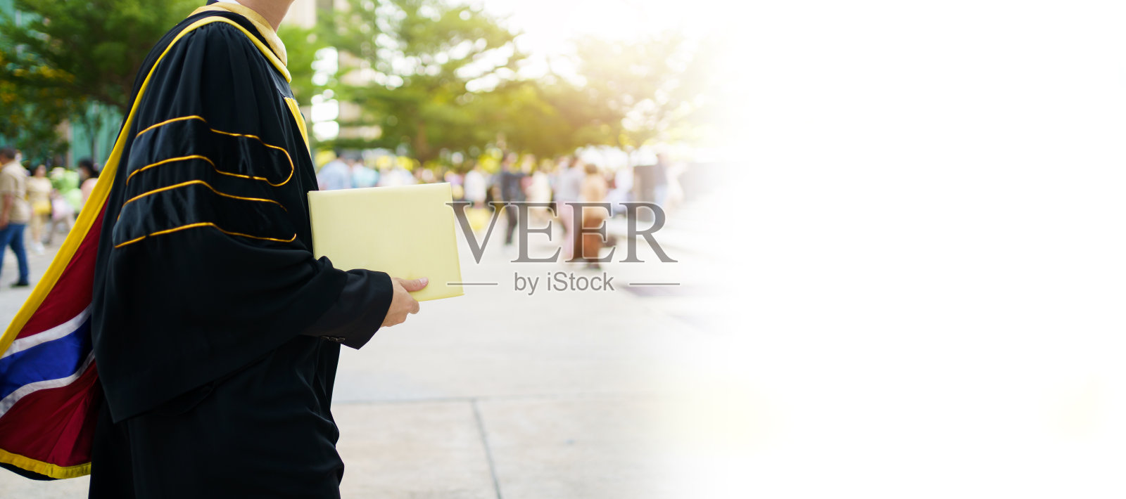 男人在毕业典礼那天。照片摄影图片