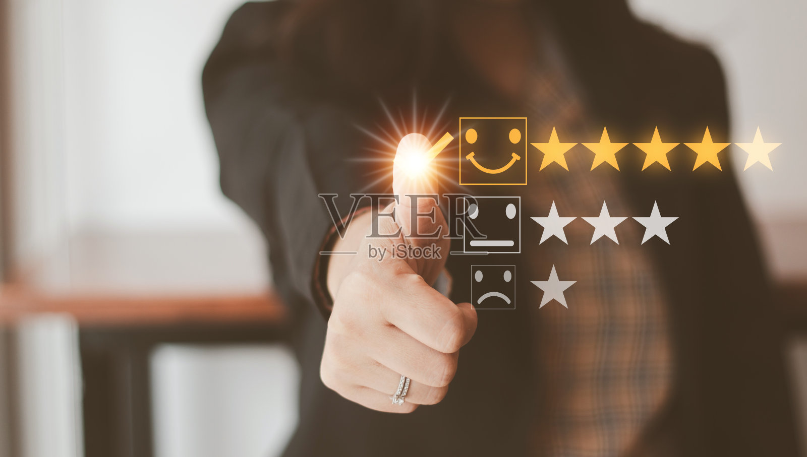 顾客服务和满意度的概念男人的双手做在线评估在满意度评级的流行服务公司允许顾客以提高和发展组织照片摄影图片