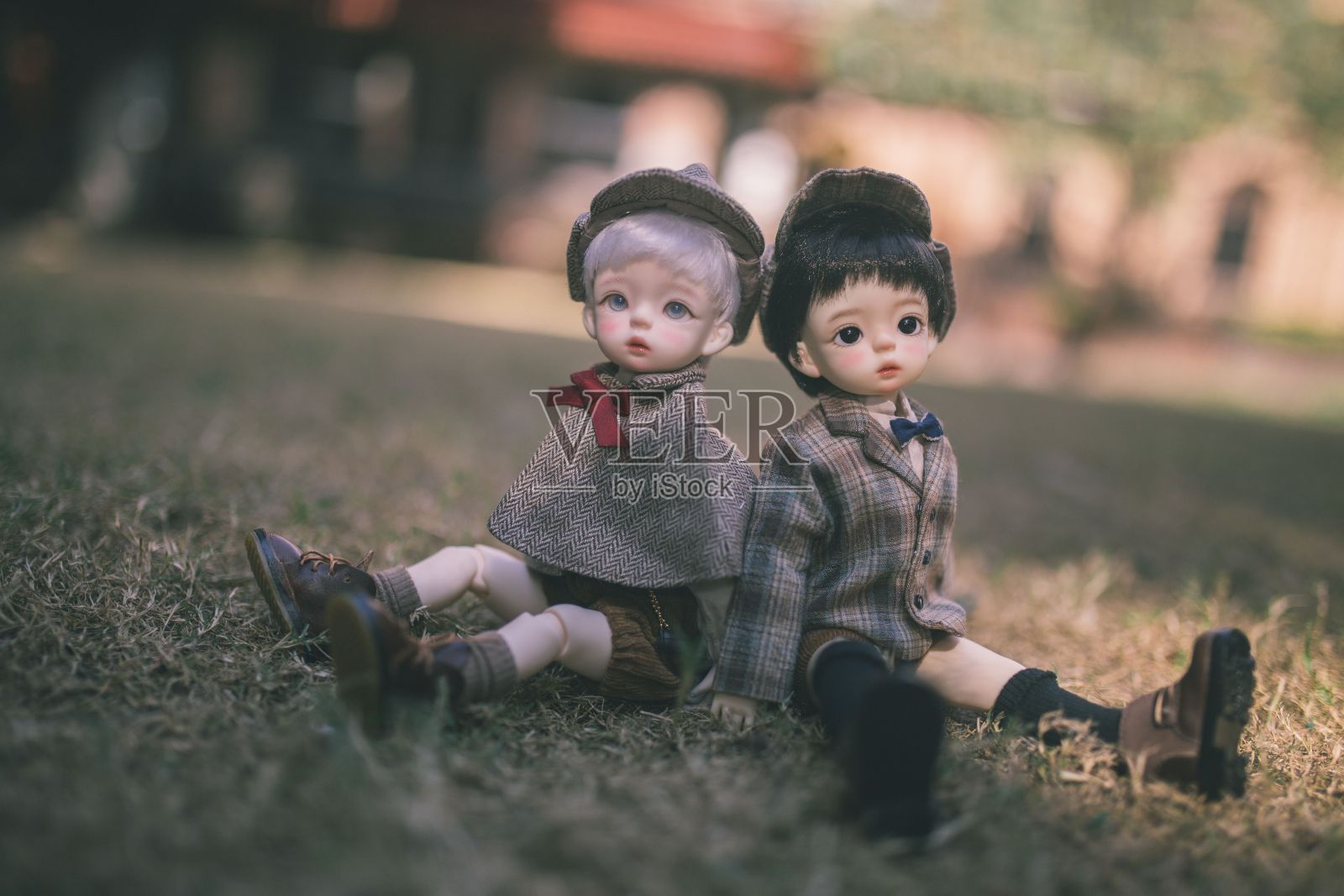 上海大宅里的BJD玩偶，穿着华丽的西装照片摄影图片