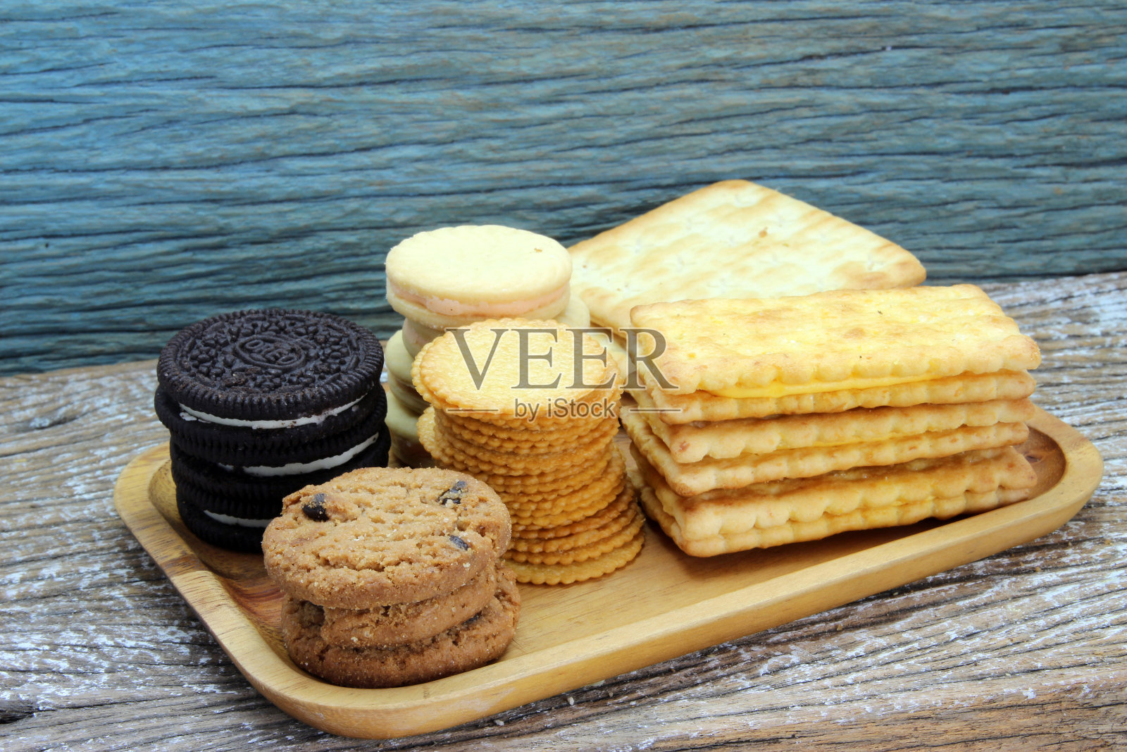 木桌上的各种巧克力饼干照片摄影图片
